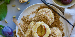 Beitragsbild des Blogbeitrags Zwetschgenknödel mit Haselnuss Chai Brösel 