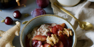 Beitragsbild des Blogbeitrags veganer Hafer-Chia Porridge mit Kardamomzwetschgen