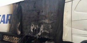 Beitragsbild des Blogbeitrags Breitbart: In einer Gewaltnacht in Calais wurden LKWs mit Brandbomben beworfen und Fahrer mit Kettensägen bedroht