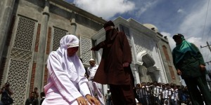 Beitragsbild des Blogbeitrags Daily Mail: Nur weil sie eine Verabredung hatten werden sie öffentlich ausgepeitscht: In Indonesien werden unverheiratete Paare ausgepeitscht, wenn sie gegen die Scharia verstossen 