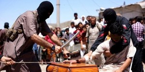 Beitragsbild des Blogbeitrags Daily Mail: Der widerliche Moment, in dem die IS Barbaren vor Publikum mit einem Fleischermesser die Hand eines Diebs abhacken 