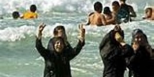 Beitragsbild des Blogbeitrags Daily Express: Eine auf das Burkiniverbot geschobene Schlägerei am Strand wurde in Wahrheit von muslimischen Männern verursacht, die den Strand für sich haben wollten