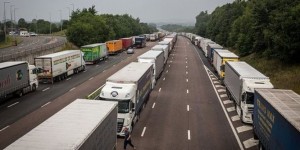 Beitragsbild des Blogbeitrags Daily Express: Einwohner von Calais und LKW Fahrern blockieren Calais aus Protest gegen die Gewalt der Migranten im Dschungellager 
