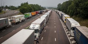 Beitragsbild des Blogbeitrags Daily Express: Einwohner von Calais und LKW Fahrern blockieren Calais aus Protest gegen die Gewalt der Migranten im Dschungellager