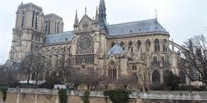 Beitragsbild des Blogbeitrags Daily Mail: Vor dem Notre Dame in Paris wurde das Auto eines 