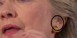 Beitragsbild des Blogbeitrags The Daily Sheeple: Präsidiale Mrionette? Hillary trug während eines live im Fernsehen übertragenen Wahlkampfauftritts einen Knopf im Ohr!
