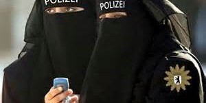 Beitragsbild des Blogbeitrags Daily Mail: TATÜÜ TATAA, die Burkafrau ist da - Polizei will Beamtinnen im Dienst das Tragen der Burka erlauben 