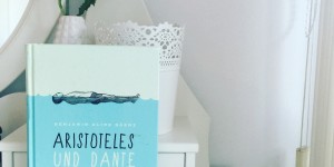 Beitragsbild des Blogbeitrags Aristoteles und Dante entdecken die Geheimnisse des Universums – Benjamin Alire Sáenz