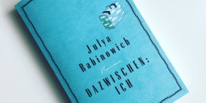 Beitragsbild des Blogbeitrags Dazwischen: Ich von Julya Rabinowich
