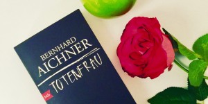 Beitragsbild des Blogbeitrags Rezension // Totenfrau von Bernhard Aichner