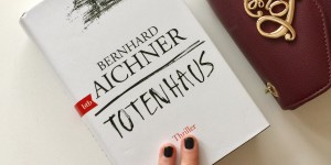 Beitragsbild des Blogbeitrags Rezension // Totenhaus von Bernhard Aichner