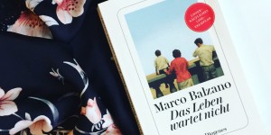 Beitragsbild des Blogbeitrags Rezension // Das Leben wartet nicht von Marco Balzano