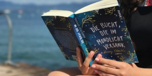 Beitragsbild des Blogbeitrags Rezension // Die Bucht die im Mondlicht versank von Lucy Clarke