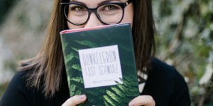 Beitragsbild des Blogbeitrags Rezension // Dunkelgrün fast schwarz von Mareike Fallwickl