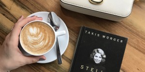 Beitragsbild des Blogbeitrags Rezension und Podcast-Folge // Stella von Takis Würger