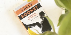 Beitragsbild des Blogbeitrags Rezension // Gespräche mit Freunden von Sally Rooney (inkl. Lieblingszitaten)