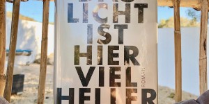Beitragsbild des Blogbeitrags Rezension // Das Licht ist hier viel heller von Mareike Fallwickl