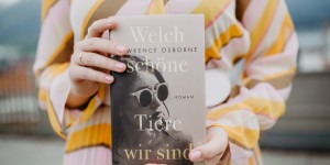 Beitragsbild des Blogbeitrags Rezension // Welch schöne Tiere wir sind von Lawrence Osborne 