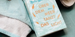 Beitragsbild des Blogbeitrags Rezension // Über dem Meer tanzt das Licht von Meike Werkmeister