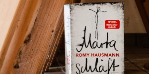 Beitragsbild des Blogbeitrags Rezension // Marta schläft von Romy Hausmann 
