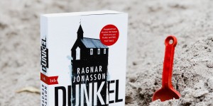 Beitragsbild des Blogbeitrags Rezension // DUNKEL von Ragnar Jónasson 