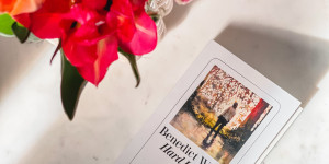 Beitragsbild des Blogbeitrags Buchclub // Interview mit Benedict Wells über Hard Land