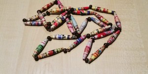 Beitragsbild des Blogbeitrags DIY Anleitung – Perlen aus Bücher – selbstgemachter Schmuck