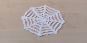 Beitragsbild des Blogbeitrags DIY Anleitung – Spinnennetz aus Papier – Halloween Deko 