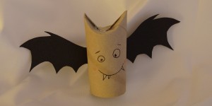 Beitragsbild des Blogbeitrags DIY Anleitung – Fledermaus aus Klopapierrolle – Halloween Deko 