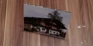 Beitragsbild des Blogbeitrags DIY Anleitung – stehender Bilderrahmen aus Karton – Bildaufsteller