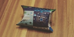 Beitragsbild des Blogbeitrags DIY Anleitung – kleine Verpackung aus Karton – Klopapierrolle
