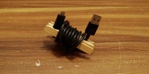 Beitragsbild des Blogbeitrags DIY Anleitung – Kabelhalter für Kopfhörer und Kabel 