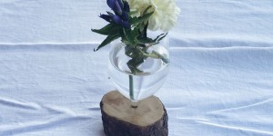 Beitragsbild des Blogbeitrags DIY Anleitung – Vase aus kaputtem Weinglas – Upcycling