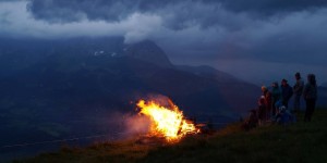 Beitragsbild des Blogbeitrags Sonnwendfeuer in Tirol – Feuerbrennen