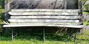 Beitragsbild des Blogbeitrags Sitzbank aus alten Ski – Upcycling 