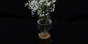 Beitragsbild des Blogbeitrags Vase aus kaputtem Weinglas 