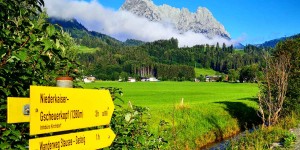 Beitragsbild des Blogbeitrags Wanderwegschild in Kirchdorf – Bild des Monats im August 2020 