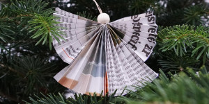 Beitragsbild des Blogbeitrags Engel aus Zeitungspapier – Anhänger