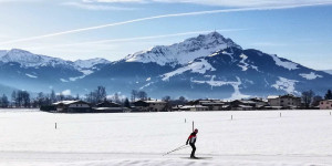 Beitragsbild des Blogbeitrags Langläufer vorm Kitzbüheler Horn – Bild des Monats im Februar 2021 