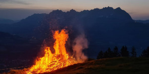 Beitragsbild des Blogbeitrags Sonnwendfeuer – Bild des Monats im Juni 2021