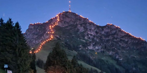 Beitragsbild des Blogbeitrags Berge in Flammen St. Johann in Tirol – Bild des Monats im Juni 2022
