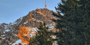 Beitragsbild des Blogbeitrags Sonnenuntergang und Kitzbüheler Horn – Bild des Monats im April 2023