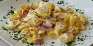 Beitragsbild des Blogbeitrags TASTY FRIDAY: Tortellini mit Schinken-Zucchini-Obers-Sauce