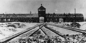 Beitragsbild des Blogbeitrags Israel gedenkt der Ermordung von sechs Millionen Juden – „TopEasy“ (24.4.)