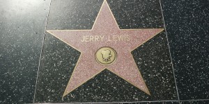 Beitragsbild des Blogbeitrags Komiker Jerry Lewis starb im Alter von 91 Jahren – TopEasy (21.8.) 