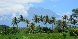 Beitragsbild des Blogbeitrags 120.000 Menschen flüchten vor Vulkan auf Bali – TopEasy (28.9)