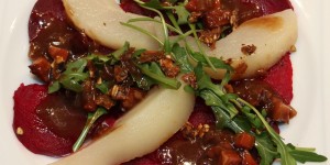 Beitragsbild des Blogbeitrags TASTY FRIDAY: Carpaccio von Roter Rübe mit Feldsalat, Birnen und Kürbiskernkrokant 