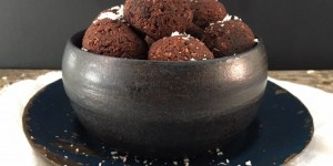 Beitragsbild des Blogbeitrags TASTY FRIDAY: Kokos-Schoko-Energiebällchen