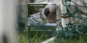Beitragsbild des Blogbeitrags Sonntag ist Büchertag: Der Fußball von seiner schonungslos unschönen Seite