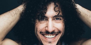 Beitragsbild des Blogbeitrags Omar Khir Alanam: „Morgen ist Schöner“